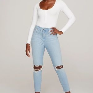NWT Size 8 Good American Good Waist Cropped Jeans. Ripped knees, comfort waist.